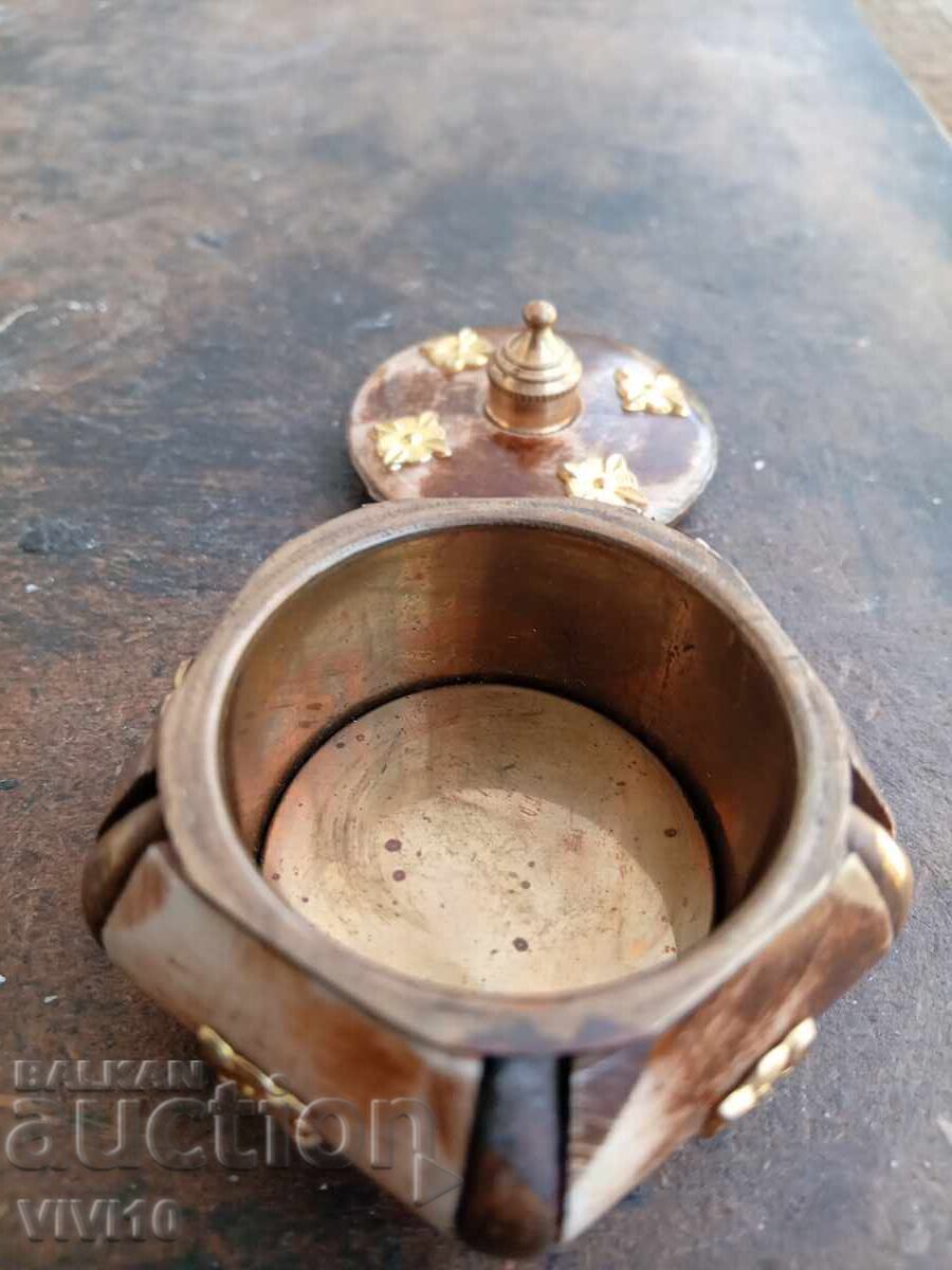 Cutie de bijuterii veche, bronz și os cu preț € 15.00 | 29.34 BGN Cutie de bijuterii veche, bronz și os cu preț € 15.00 | 29.34 BGN