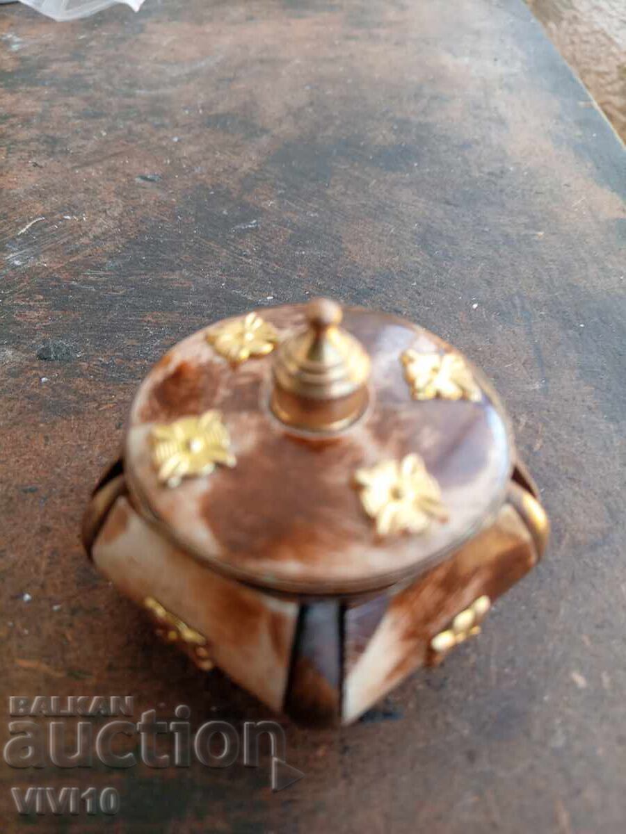 Cutie de bijuterii veche, bronz și os Cutie de bijuterii veche, bronz și os