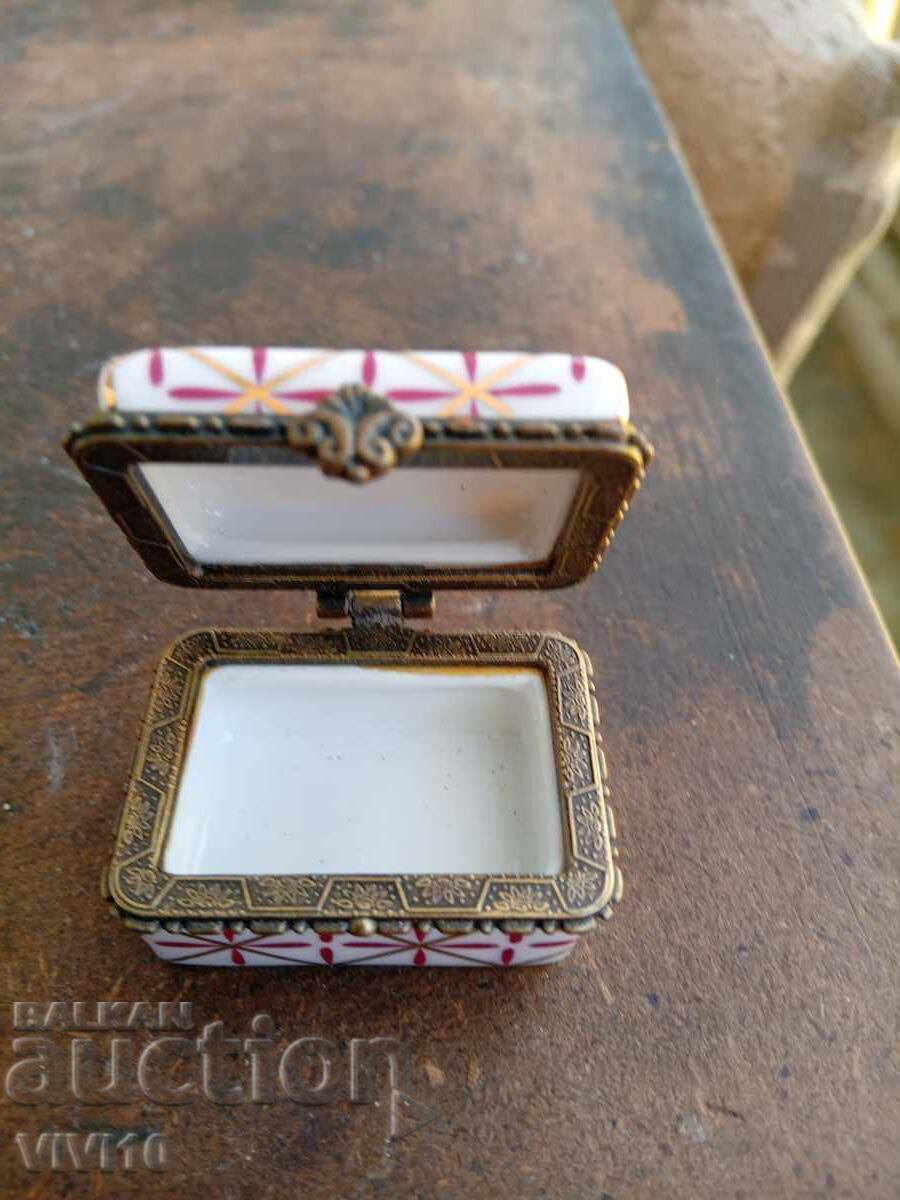 Antique jewelry box, bronze, gilding with price 30.00 BGN | € 15.34 Antique jewelry box, bronze, gilding with price 30.00 BGN | € 15.34