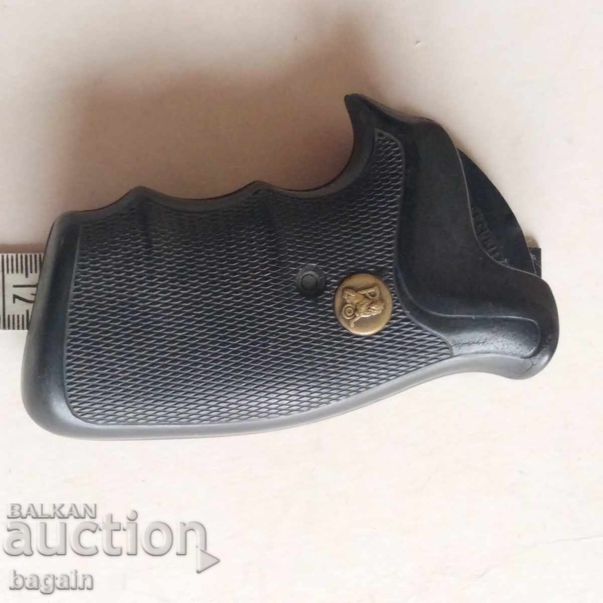 Παράδοση Ρεβόλβερ Ruger, λαβή