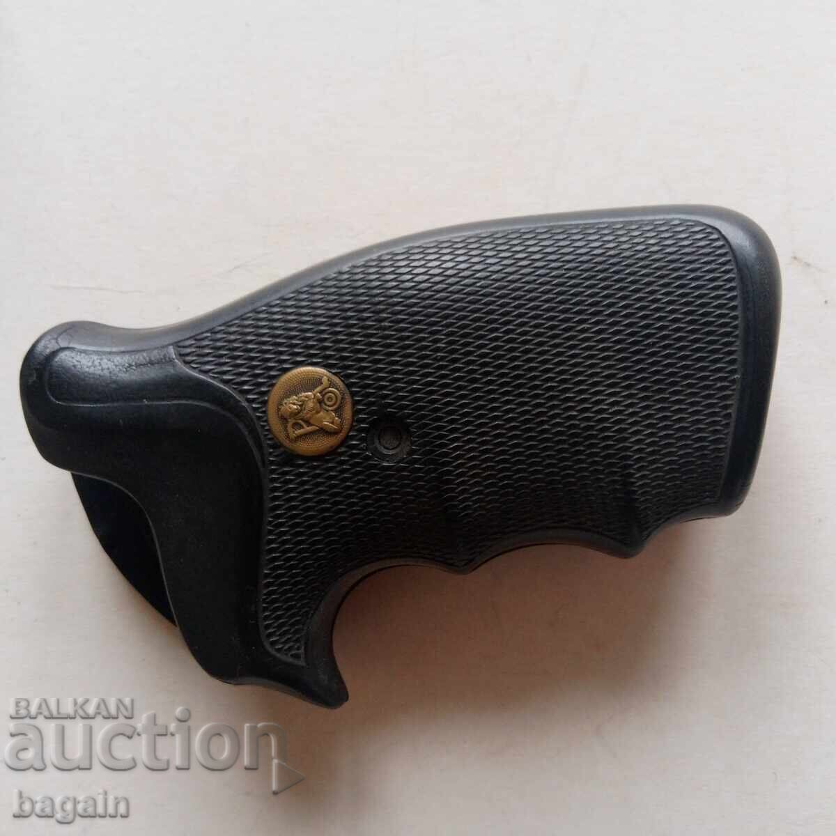 Ρεβόλβερ Ruger, λαβή