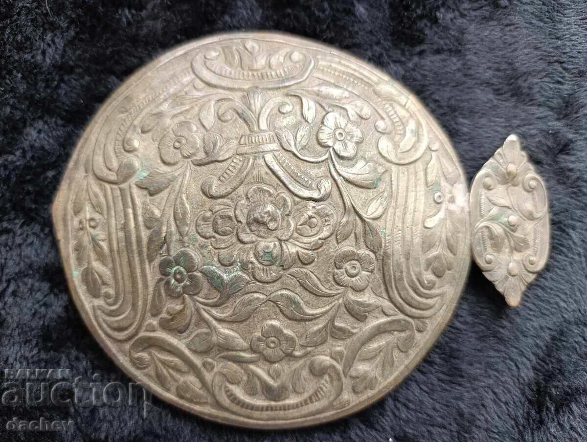 Costum renascentist cu centură cu jumătate de cataramă din argint secolul al XIX-lea Costum renascentist cu centură cu jumătate de cataramă din argint secolul al XIX-lea