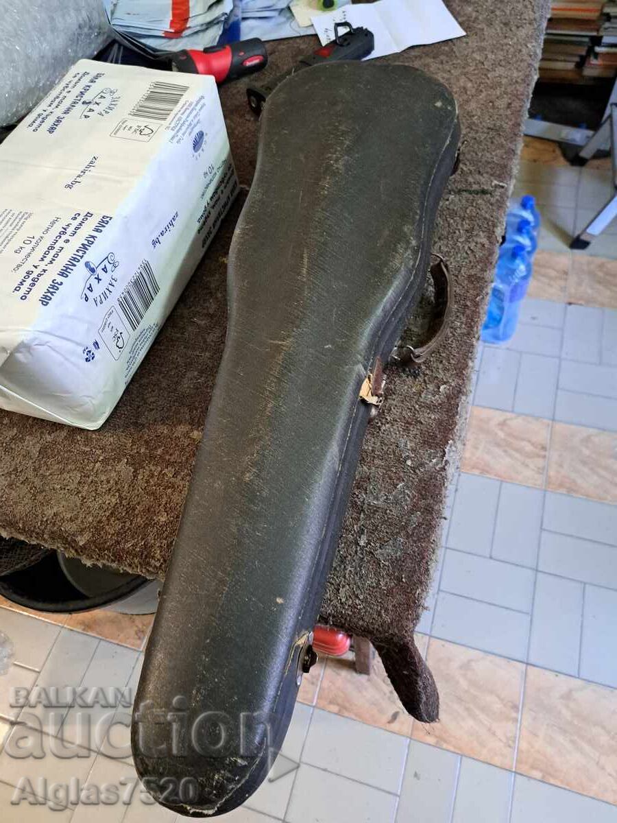 Old violin case with price 18.00 BGN | € 9.20 Old violin case with price 18.00 BGN | € 9.20
