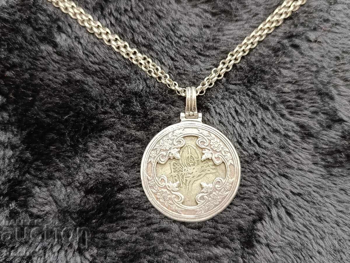 Medalion vechi din argint cu portofel, cu lănțișor dublu, costum popular cu preț € 105.00 | 205.36 BGN Medalion vechi din argint cu portofel, cu lănțișor dublu, costum popular cu preț € 105.00 | 205.36 BGN