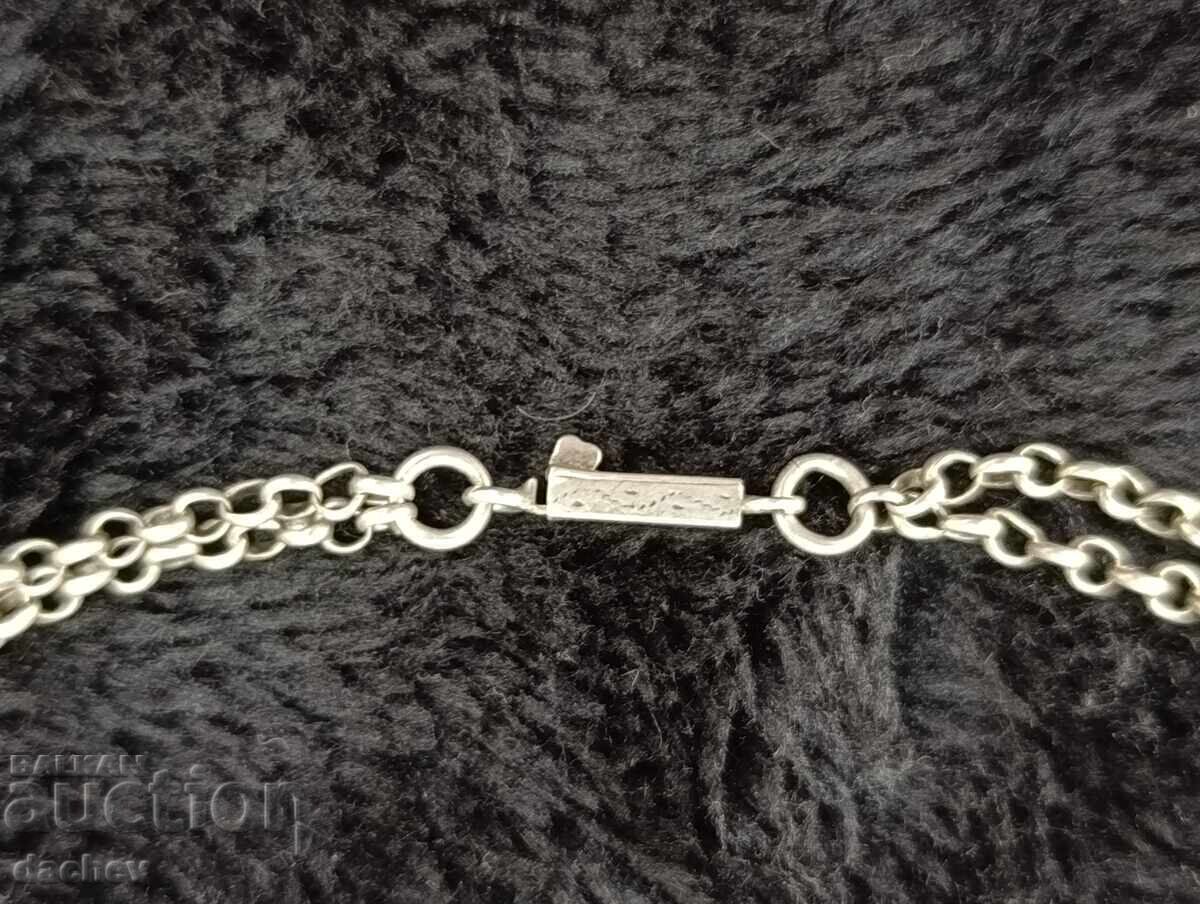 Licitație Medalion vechi din argint cu portofel, cu lănțișor dublu, costum popular Licitație Medalion vechi din argint cu portofel, cu lănțișor dublu, costum popular