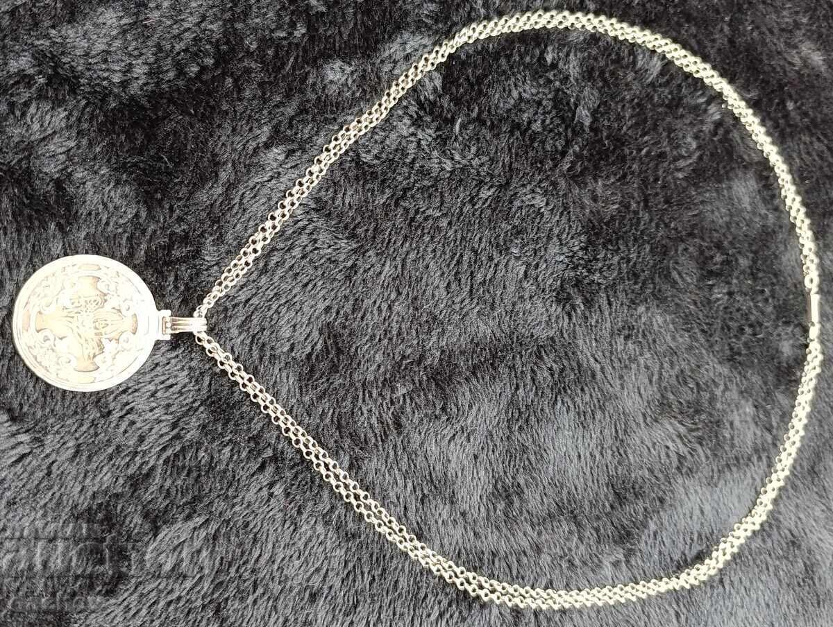 Medalion vechi din argint cu portofel, cu lănțișor dublu, costum popular Medalion vechi din argint cu portofel, cu lănțișor dublu, costum popular