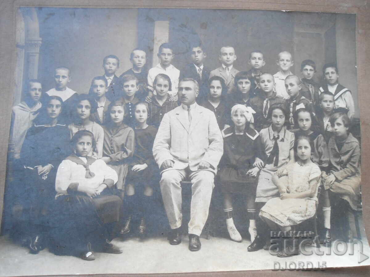 Fotografie veche, carton cu preț 15.00 BGN | € 7.67 Fotografie veche, carton cu preț 15.00 BGN | € 7.67