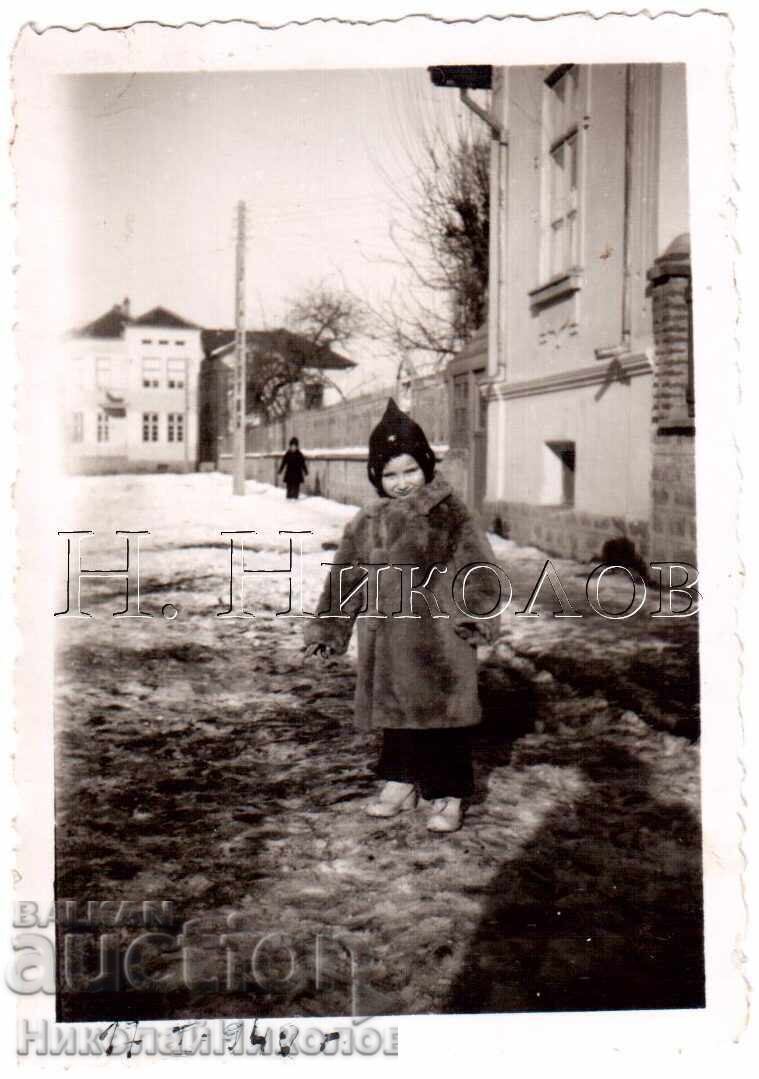 1940 SMALL OLD PHOTO LOVECH CHILD WITH SHEEPSKIN COAT D575
