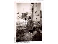 1940 FOTOGRAFIE VECHE MICĂ LOVECH COPIL CU COJOC D575