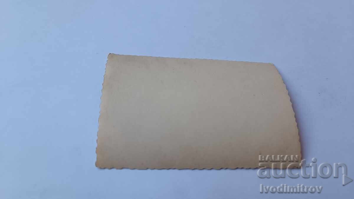 Φωτογραφία Άνδρες μπροστά από ρετρό αυτοκίνητα με τιμή 2.85 BGN | € 1.46 Φωτογραφία Άνδρες μπροστά από ρετρό αυτοκίνητα με τιμή 2.85 BGN | € 1.46