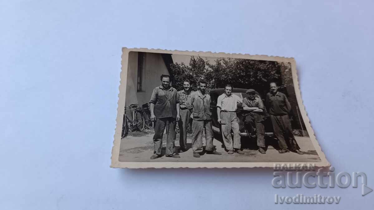 Φωτογραφία Άνδρες μπροστά από ρετρό αυτοκίνητα Φωτογραφία Άνδρες μπροστά από ρετρό αυτοκίνητα