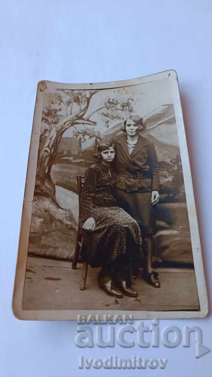 Foto Două fete tinere Foto Două fete tinere