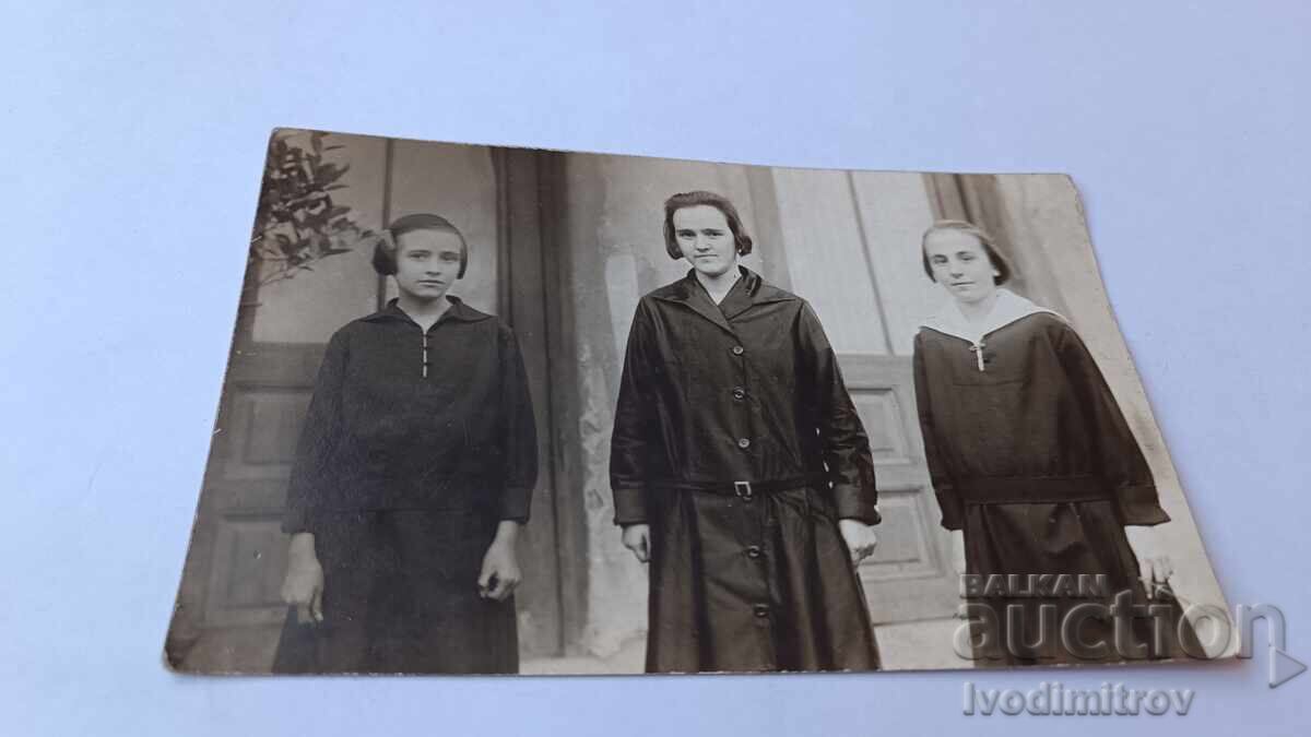 Φωτογραφία Τριών νεαρών κοριτσιών την ημέρα του Αγίου Δημητρίου 1925