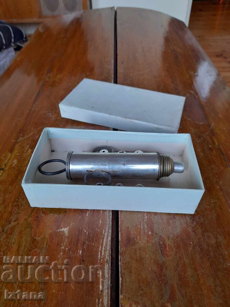 Μια παλιά σύριγγα ζαχαροπλαστικής με τιμή 37.00 BGN | € 18.92