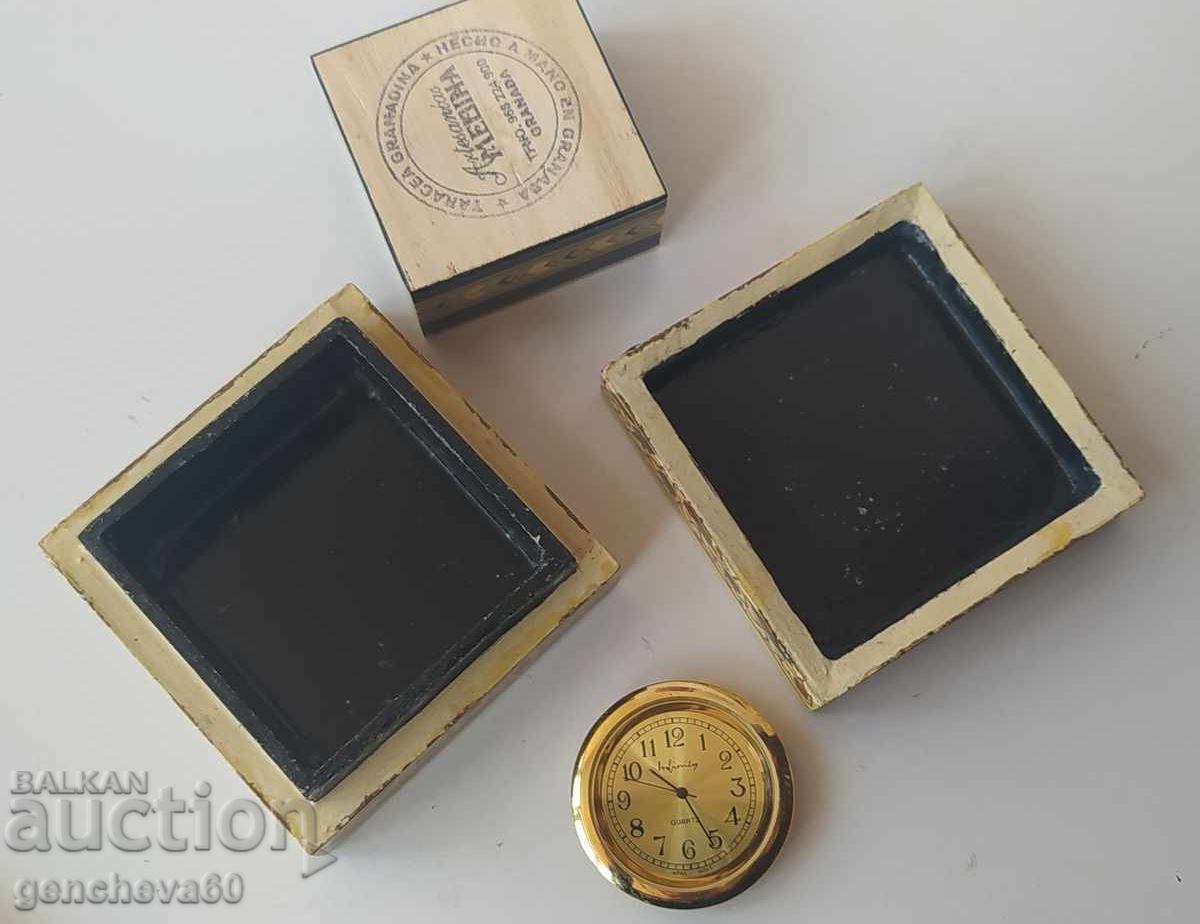 Delivery of Retro table clock in beautiful boxes