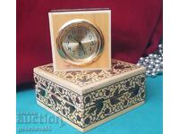 Ρετρό επιτραπέζιο ρολόι σε όμορφα κουτιά