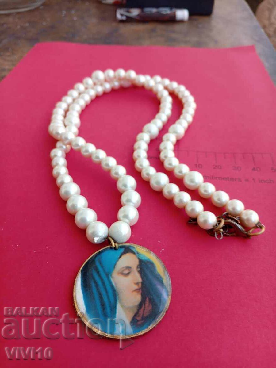 Colier vechi, perle și email