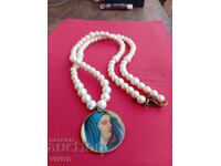 Colier vechi, perle și email