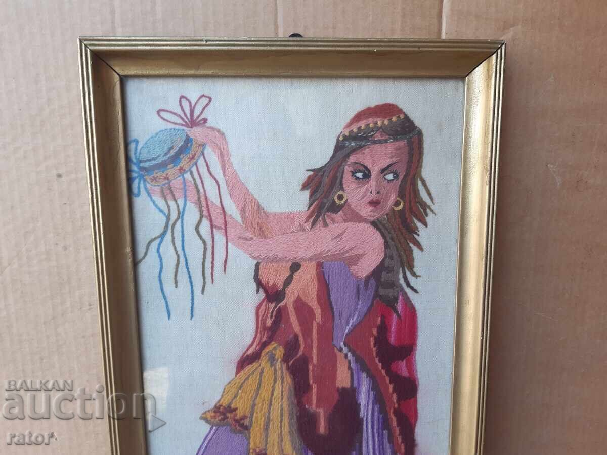 Vechi goblen cusut manual ȚIGANCA DANSÂND CU DAIRA cu preț € 7.99 | 15.63 BGN