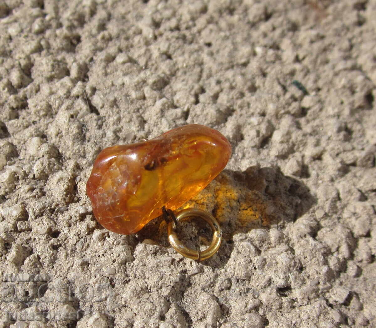 Auction Pendant jewelry made of natural amber with a gold-plated ring Auction Pendant jewelry made of natural amber with a gold-plated ring