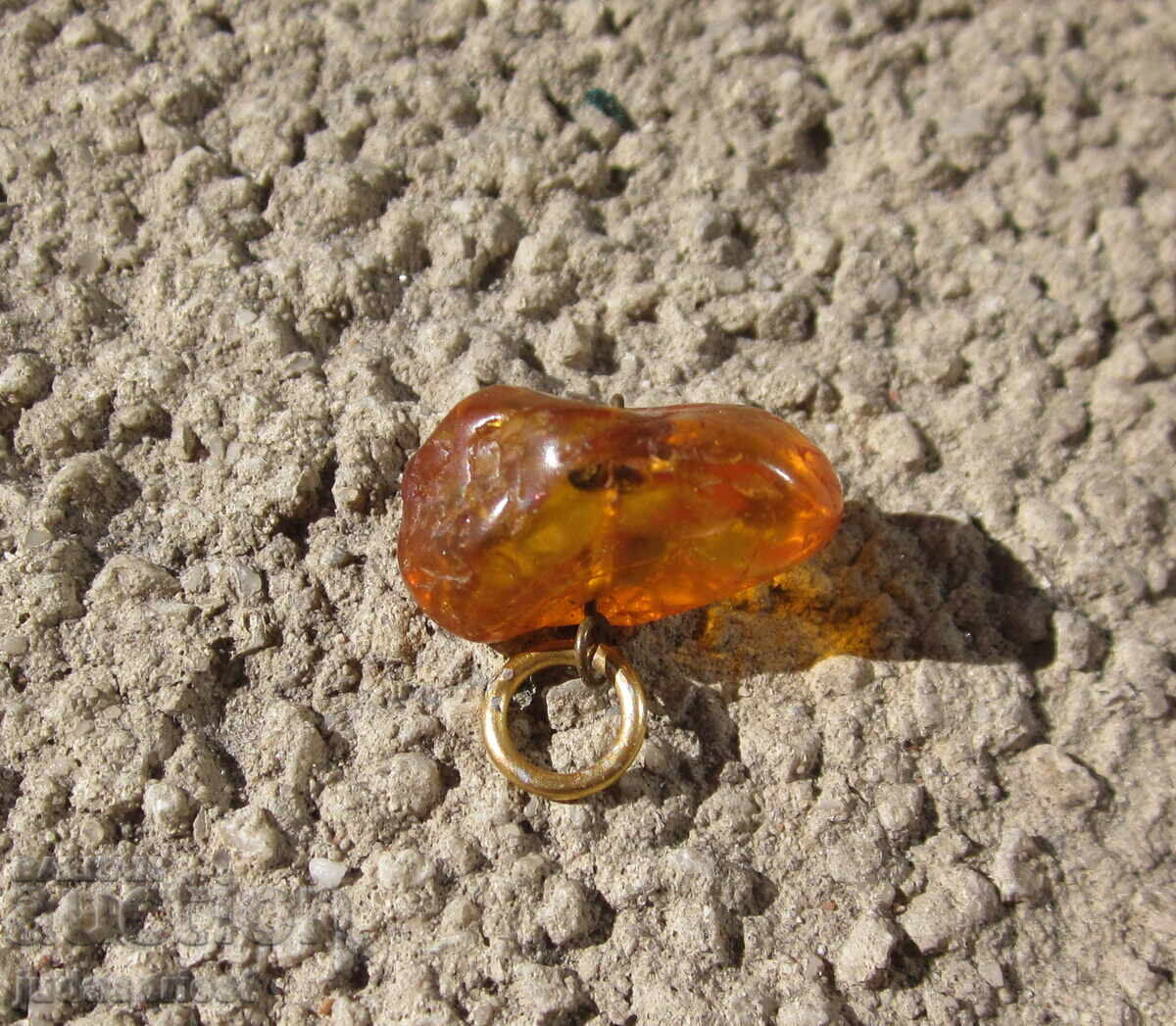 Delivery of Pendant jewelry made of natural amber with a gold-plated ring Delivery of Pendant jewelry made of natural amber with a gold-plated ring