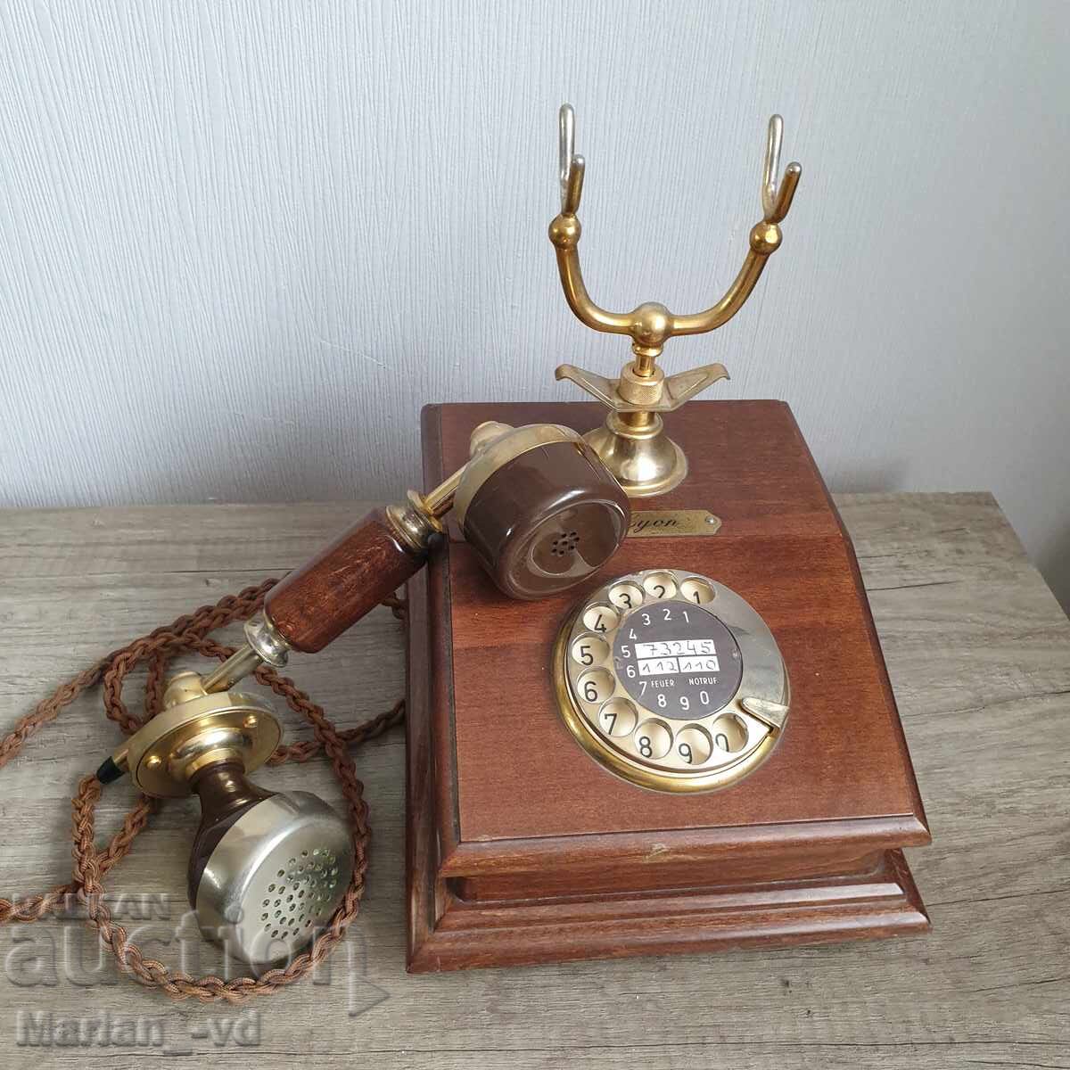 Παράδοση Παλιό ξύλινο τηλέφωνο μάρκας "Λιον"