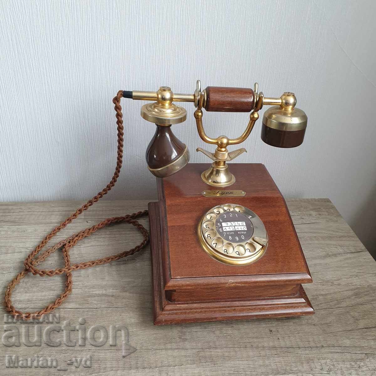 Παλιό ξύλινο τηλέφωνο μάρκας "Λιον"