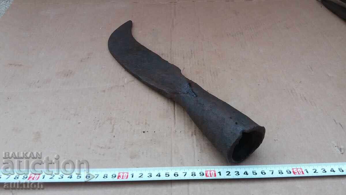 MASSIVE WROUGHT IRON REVIVAL AXE, AXE BLADE - 7 MASSIVE WROUGHT IRON REVIVAL AXE, AXE BLADE - 7