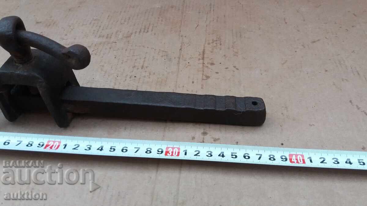 OLD FORGED LOCK CLAMP with price 6.99 BGN | € 3.57 OLD FORGED LOCK CLAMP with price 6.99 BGN | € 3.57