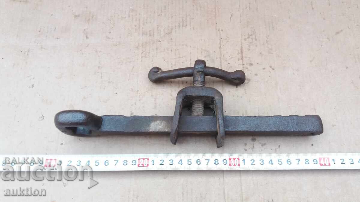 Delivery of OLD FORGED LOCK CLAMP Delivery of OLD FORGED LOCK CLAMP