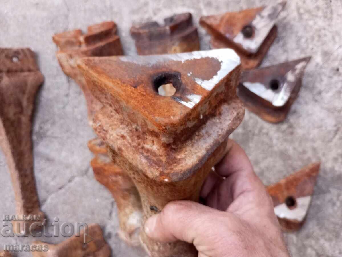 Picioare de fontă de la sobe vechi cu preț 60.00 BGN | € 30.68 Picioare de fontă de la sobe vechi cu preț 60.00 BGN | € 30.68