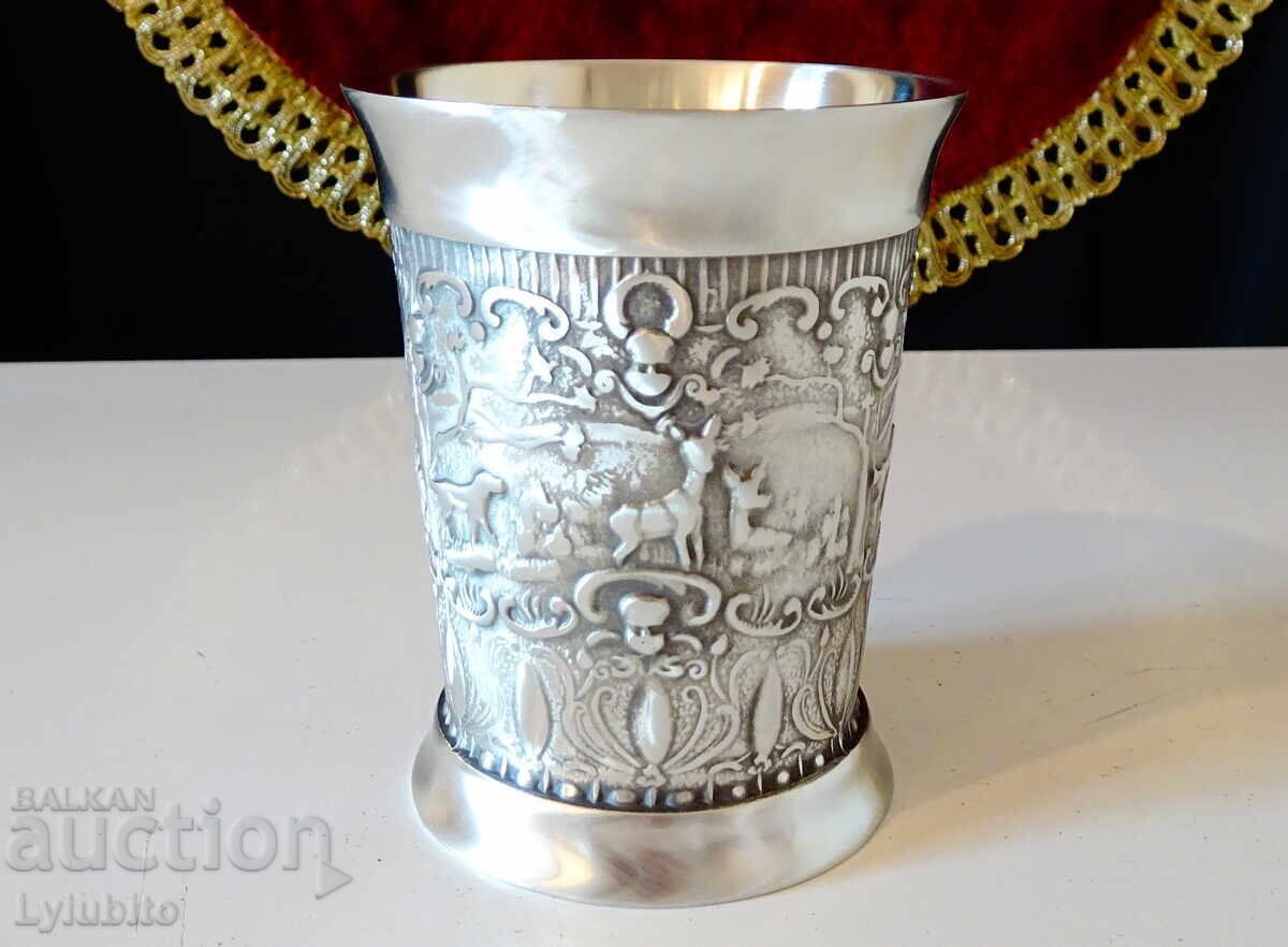 Τσιγκένιο κύπελλο με κυνηγετικά έργα ζωγραφικής, αγγέλους, μπαρόκ. Τσιγκένιο κύπελλο με κυνηγετικά έργα ζωγραφικής, αγγέλους, μπαρόκ.