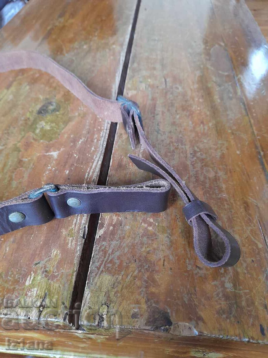 Curea veche de piele, curea de pușcă cu preț 32.00 BGN | € 16.36 Curea veche de piele, curea de pușcă cu preț 32.00 BGN | € 16.36
