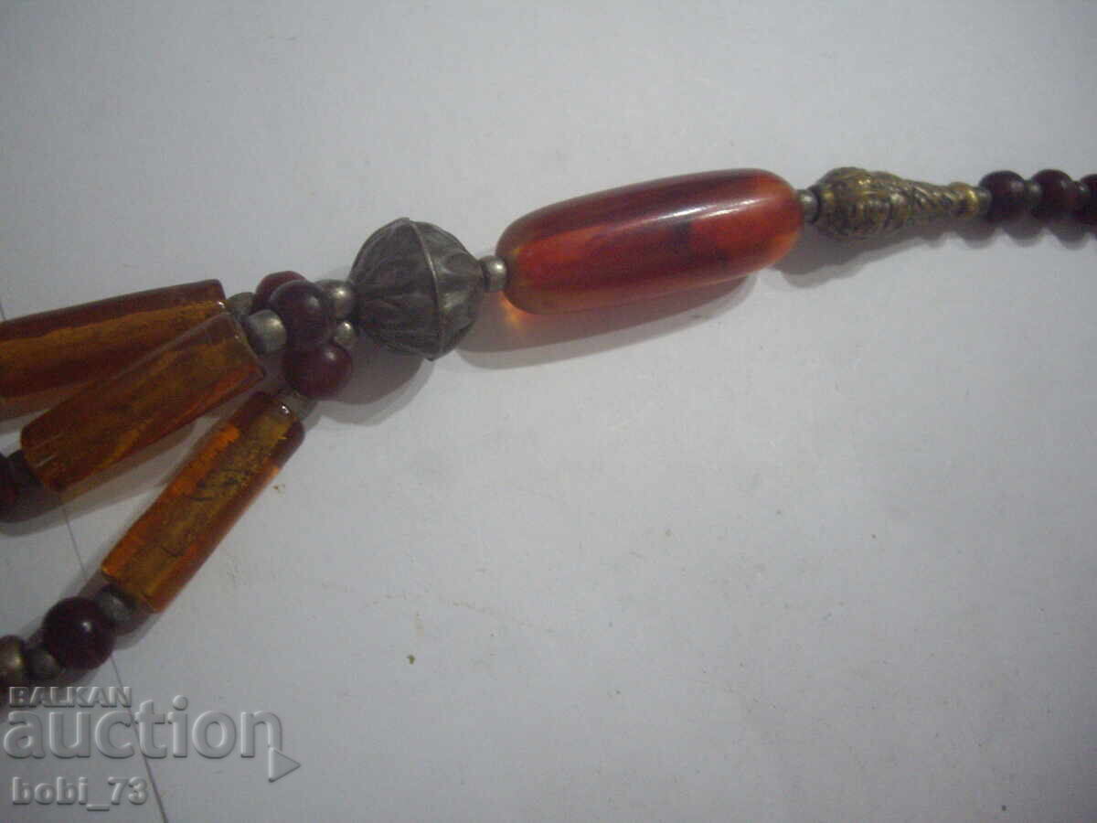 Livrarea Interesant colier vechi Livrarea Interesant colier vechi