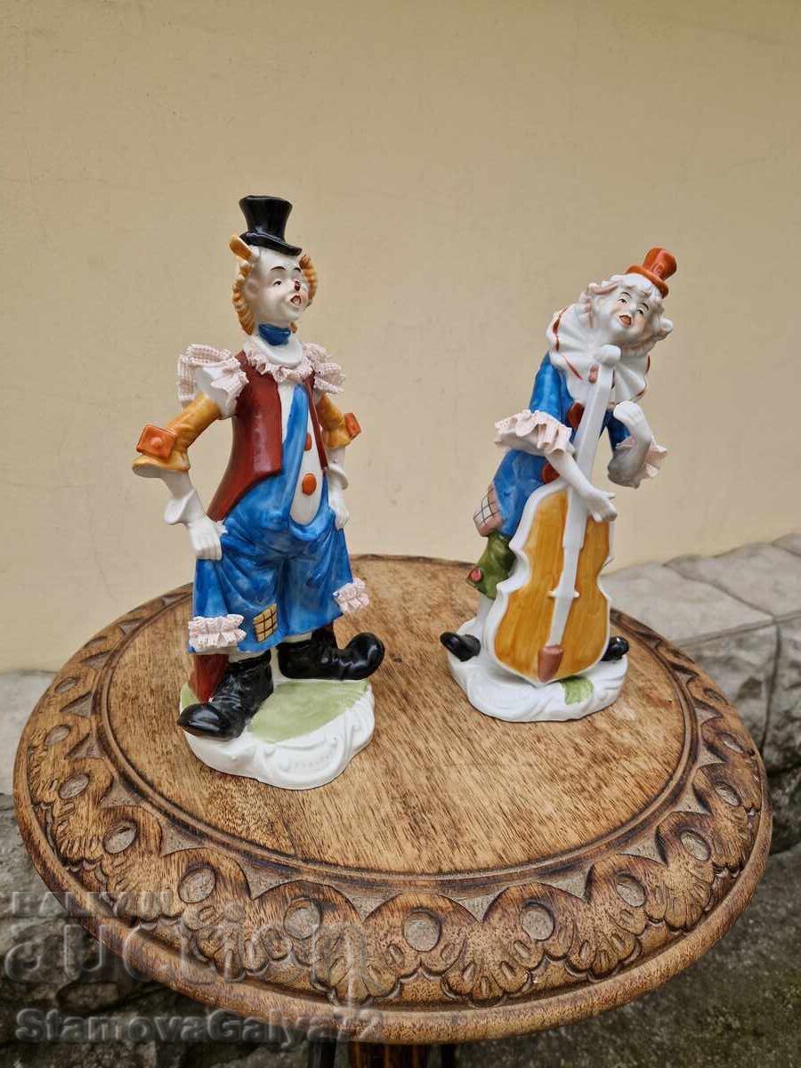 Auction  A pair of beautiful collectible porcelain figures