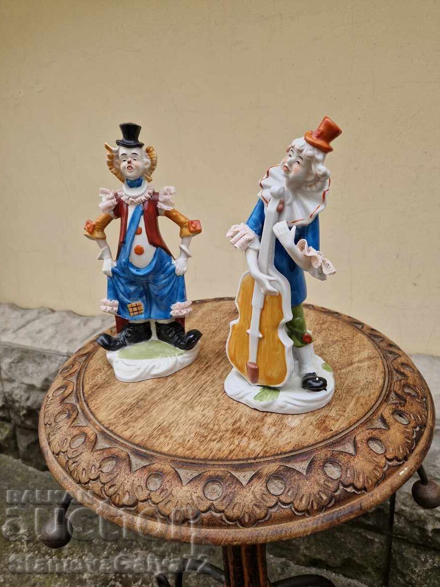 Delivery of A pair of beautiful collectible porcelain figures
