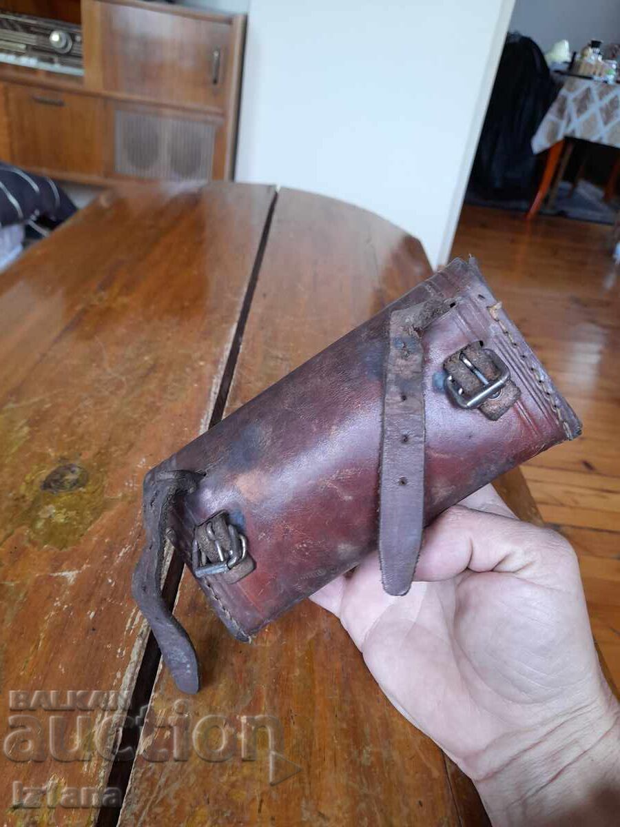 Delivery of Old leather bicycle bag Delivery of Old leather bicycle bag