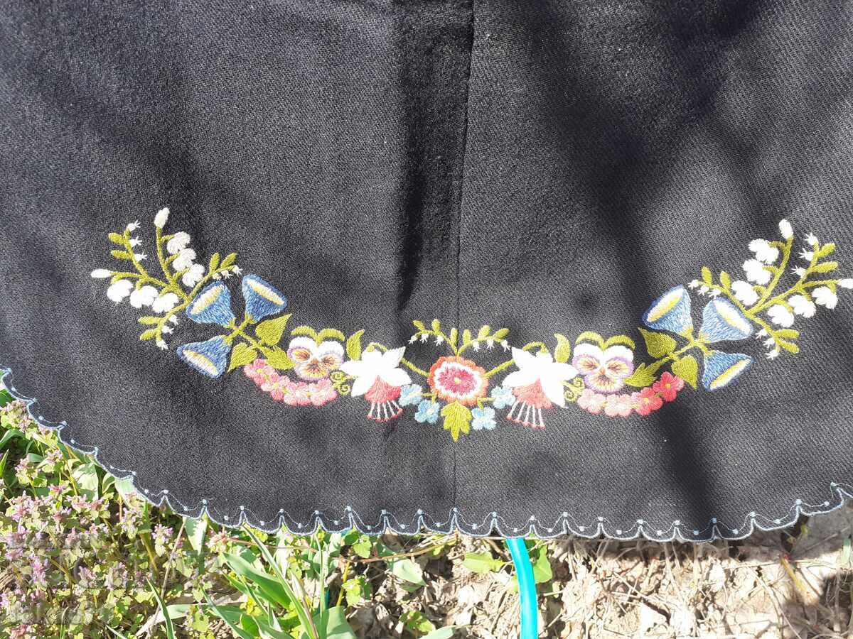 Παλιά αυθεντική μεγάλη κεντημένη ποδιά για φορεσιά με τιμή 70.00 BGN | € 35.79 Παλιά αυθεντική μεγάλη κεντημένη ποδιά για φορεσιά με τιμή 70.00 BGN | € 35.79