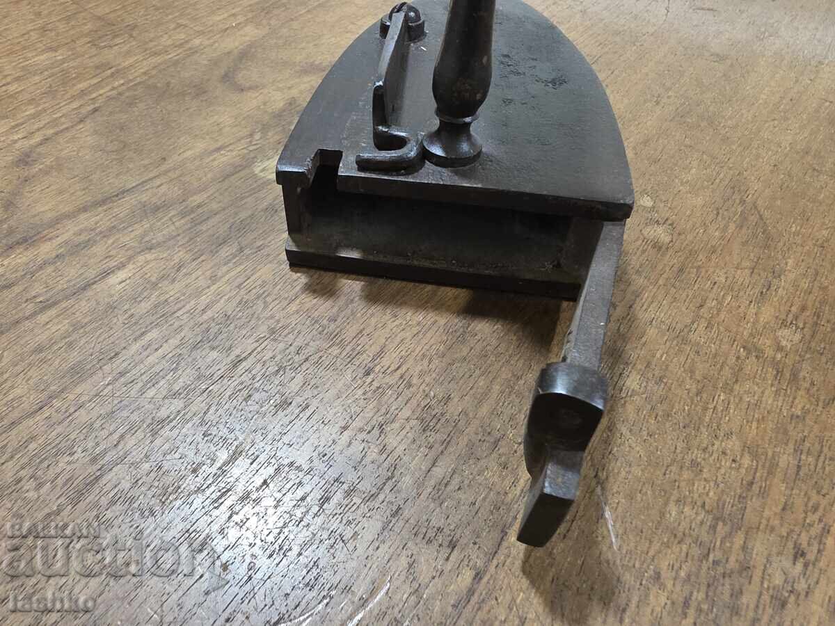 Livrarea Un fier de călcat vechi în flăcări