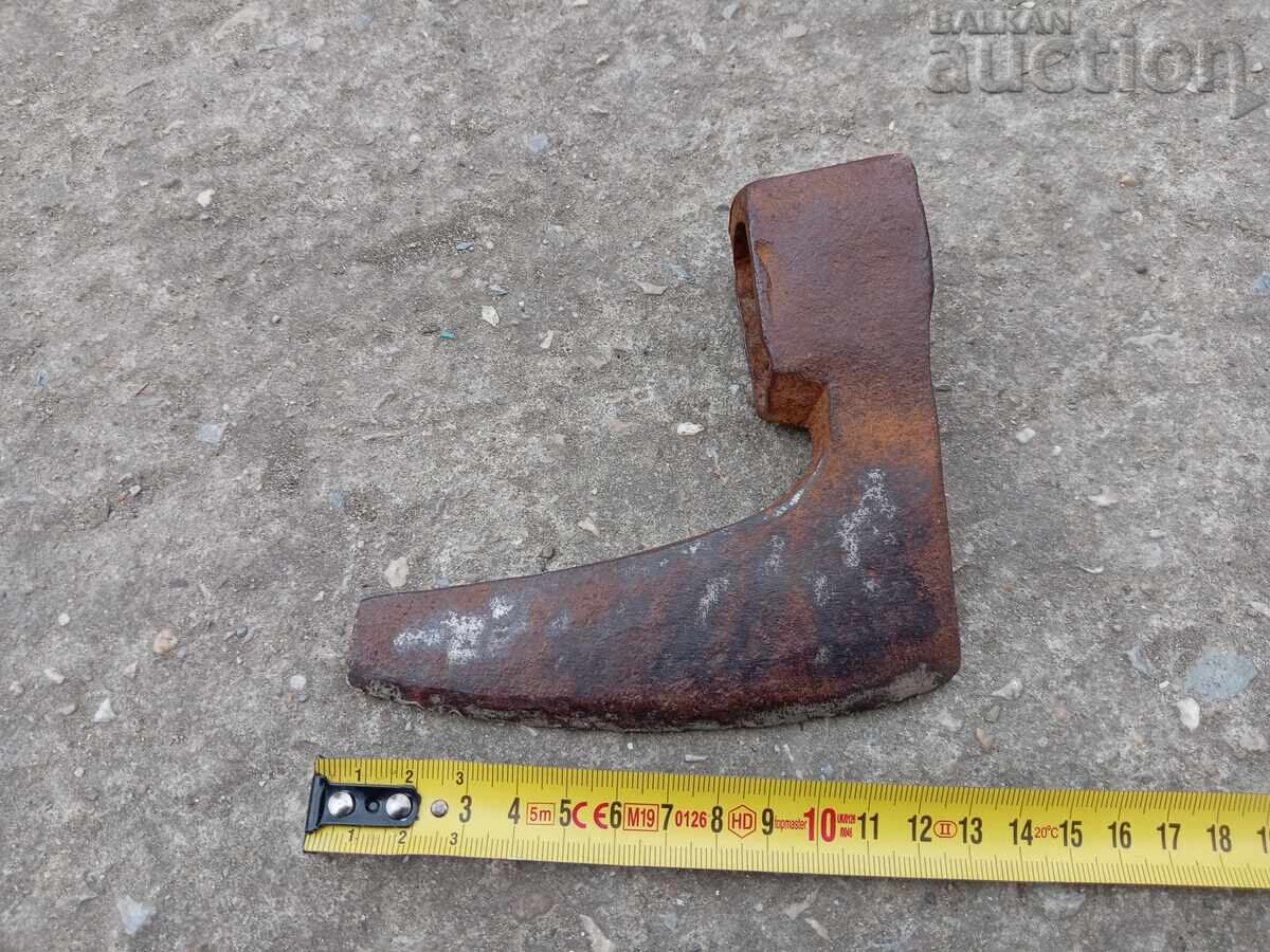 Αρχαία χειροποίητη σιδηρουργημένη τσεκούρι με σήμανση Μ με τιμή 31.00 BGN | € 15.85