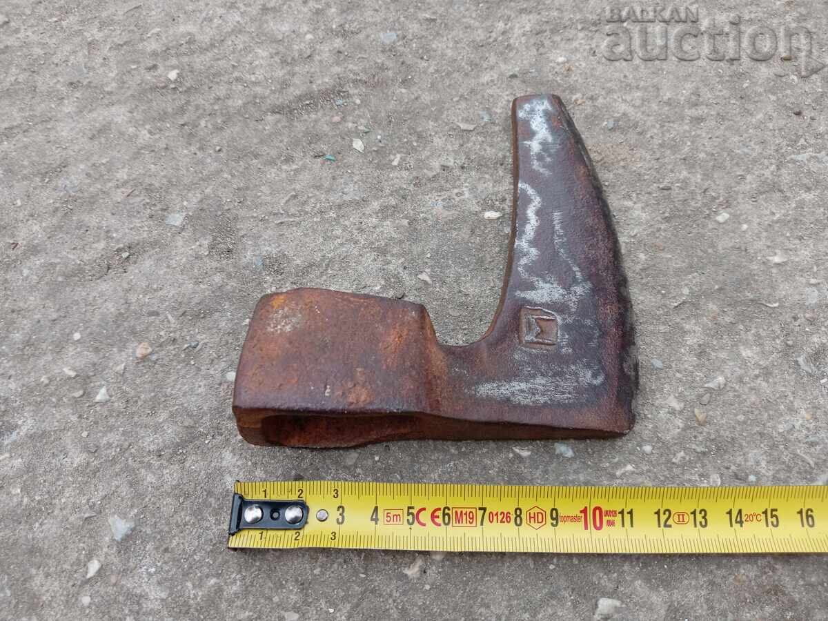 Παράδοση Αρχαία χειροποίητη σιδηρουργημένη τσεκούρι με σήμανση Μ