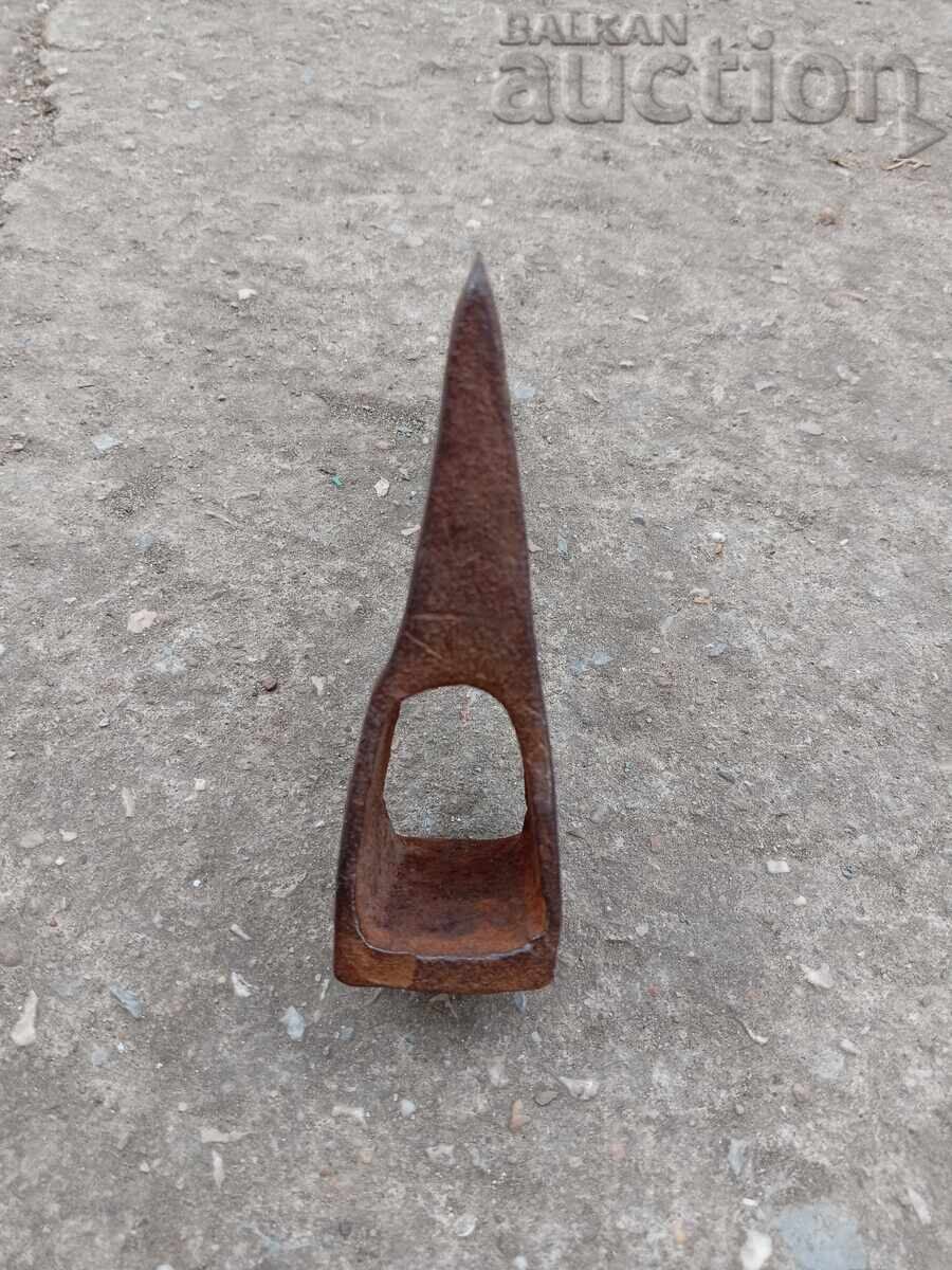 Αρχαία χειροποίητη σιδηρουργημένη τσεκούρι με σήμανση Μ - 5