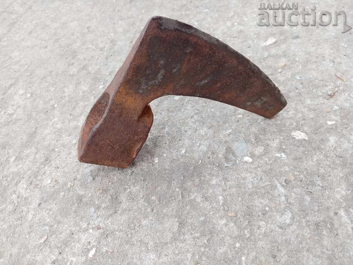 Αρχαία χειροποίητη σιδηρουργημένη τσεκούρι με σήμανση Μ - 6