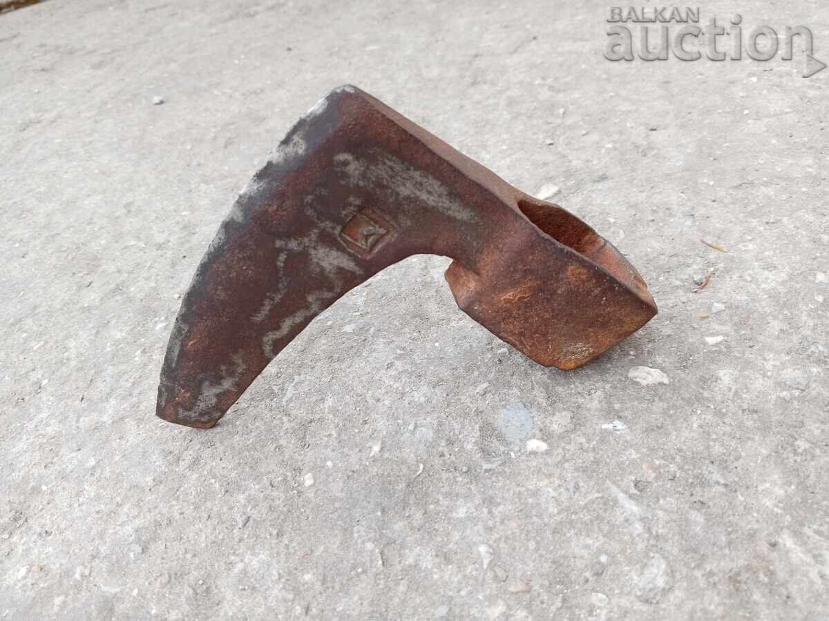 Αρχαία χειροποίητη σιδηρουργημένη τσεκούρι με σήμανση Μ - 7