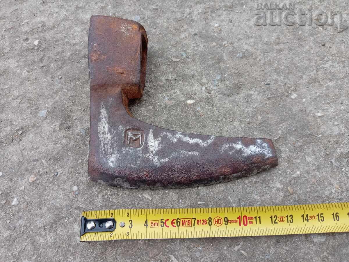 Αρχαία χειροποίητη σιδηρουργημένη τσεκούρι με σήμανση Μ