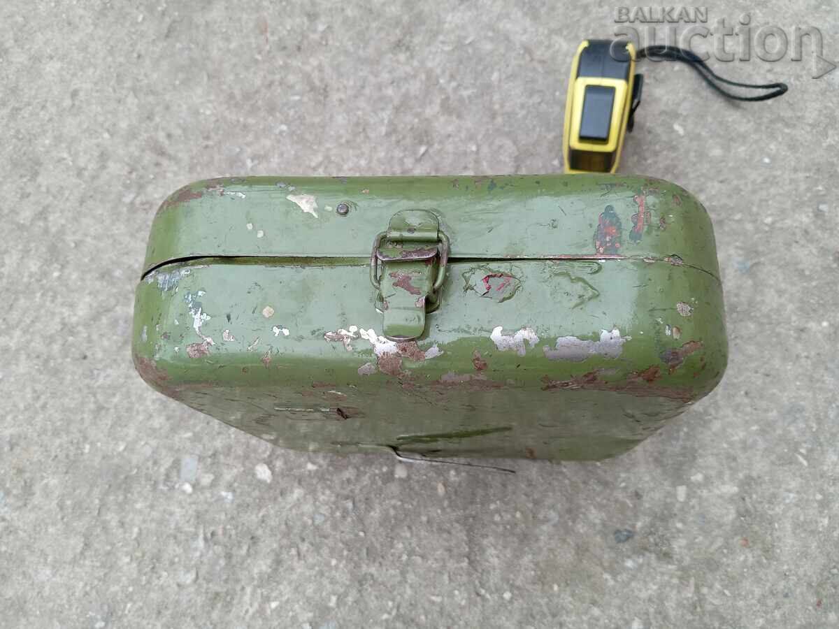 Παλιό στρατιωτικό μεταλλικό κιτ πρώτων βοηθειών - 5 Παλιό στρατιωτικό μεταλλικό κιτ πρώτων βοηθειών - 5