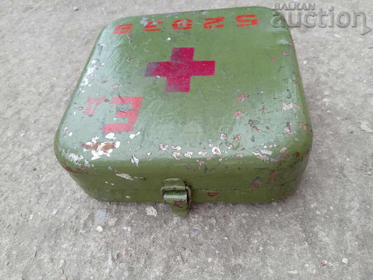 Παλιό στρατιωτικό μεταλλικό κιτ πρώτων βοηθειών Παλιό στρατιωτικό μεταλλικό κιτ πρώτων βοηθειών