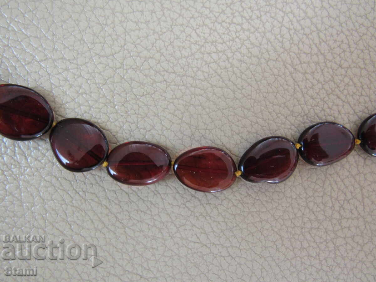 Colier cerc pentru femei din chihlimbar baltic premium cu preț 130.00 BGN | € 66.47 Colier cerc pentru femei din chihlimbar baltic premium cu preț 130.00 BGN | € 66.47