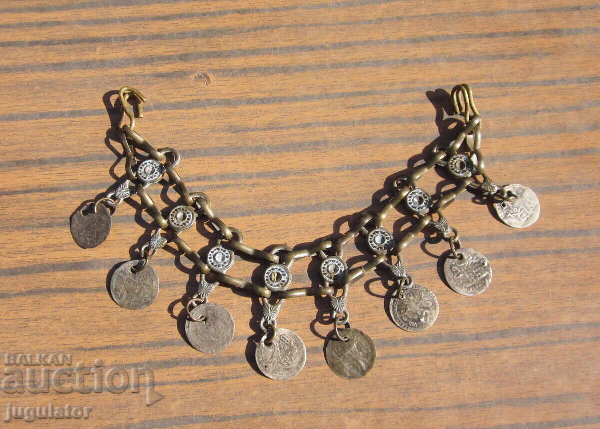 Bijuterie folclorică bulgară din perioada Renașterii cu monede de argint