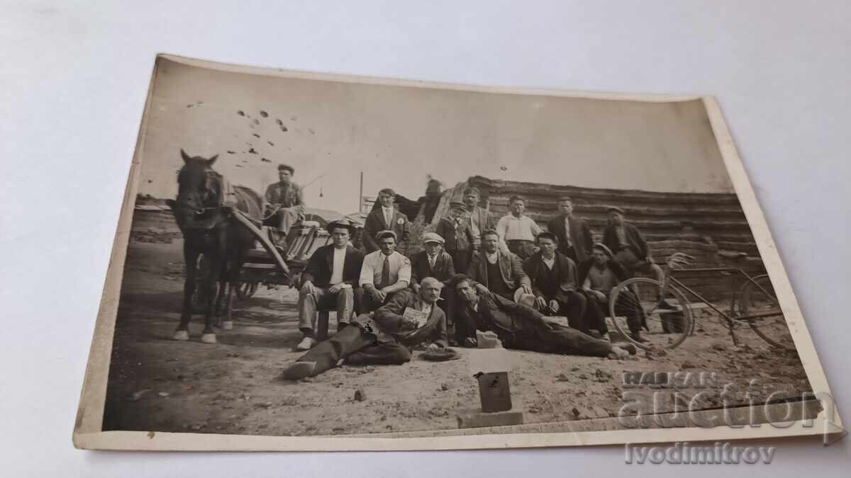 Φωτογραφία Εργατών σε Εργοστάσιο Τούβλων Φωτογραφία Εργατών σε Εργοστάσιο Τούβλων